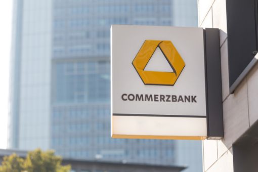 Auch in diesem Jahr zahlt die Commerzbank eine Dividende aus. Foto: Tobias Arhelger / shutterstock.com