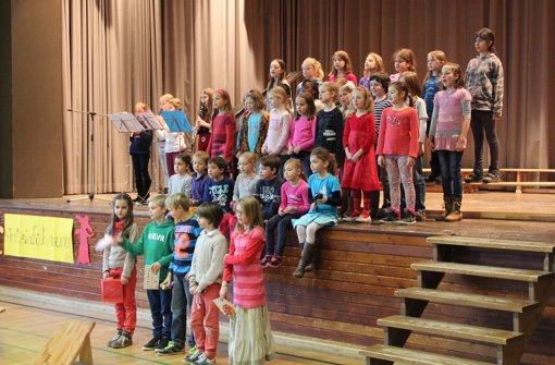 Die Mädchen und Buben an der Botnanger Grundschule haben Anke Leitzinger  musikalisch begrüßt. Foto: Torsten Ströbele
