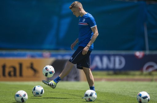 Alfred Finnbogason vom FC Augsburg: Jetzt wird es ernst mit der isländischen Nationalmannschaft bei der Euro in Frankreich. Foto: dpa