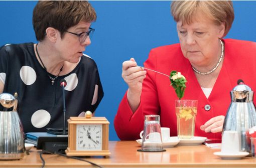 Keine Zusammenarbeit mit Rechtspopulisten: CDU-Chefin Annegret Kramp-Karrenbauer (li.) und Bundeskanzlerin Angela Merkel in Berlin. Foto: Ralf Hirschberger/dpa