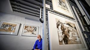 Klaus-Dieter Schmidt inmitten einiger seiner Werke, die um Carrara entstanden sind. Foto: Gottfried Stoppel