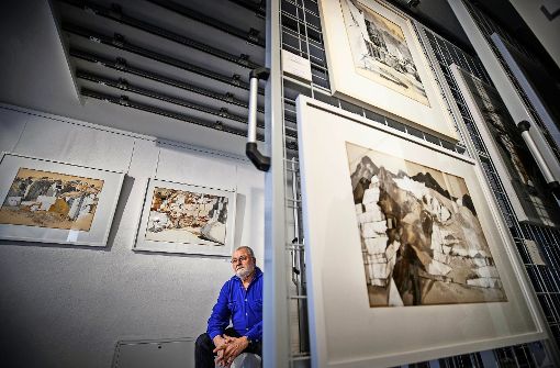 Klaus-Dieter Schmidt inmitten einiger seiner Werke, die um Carrara entstanden sind. Foto: Gottfried Stoppel