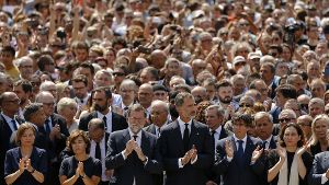 Tausendfaches Gedenken: König Felipe VI. (4.v.r.) und Spaniens Ministerpräsident Mariano Rajoy (3.v.r.) gedenken  gemeinsam mit der Bevölkerung von Barcelona  in einer Schweigeminute der Opfer des Terroranschlags in Barcelona. Foto: AP