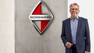 Borgward-Vorstandschef Ulrich Walker vor mit dem  rautenförmigen Markenzeichen  des Herstellers: Die Entscheidung für den Standort der neuen Fabrik ist gefallen. Foto: Borgward