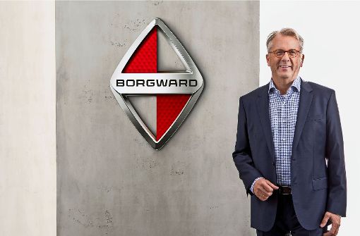 Borgward-Vorstandschef Ulrich Walker vor mit dem  rautenförmigen Markenzeichen  des Herstellers: Die Entscheidung für den Standort der neuen Fabrik ist gefallen. Foto: Borgward