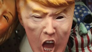 An Kostümen mit Donald-Trump-Optik führt in diesem Fasching kein Weg vorbei. Die Masken sind jedoch schon ausverkauft. Foto: AFP