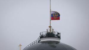 Die Flagge des russischen Präsidenten weht auf halbmast über dem Kreml. Nach einem der schwersten Terroranschläge in der russischen Geschichte begeht das Land einen nationalen Trauertag. Foto: Vitaly Smolnikov/AP