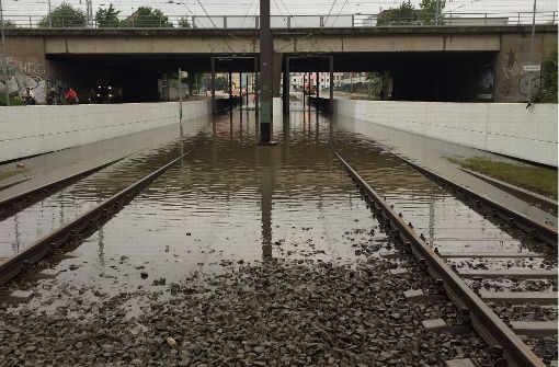 Unter der Bahnbrücke am Südring in Rostock (Mecklenburg-Vorpommern) stehen nach dem Unwetter am Donnerstag die Straßenbahnschienen unter Wasser Foto: dpa-Zentralbild