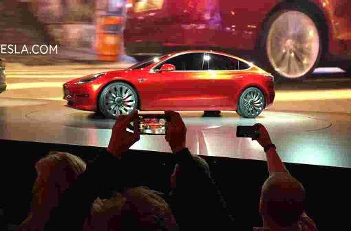 Begehrtes Elektrofahrzeug: Das „Model 3“ von Tesla wurde bereits 253.000 Mal vorbestellt. Foto: AP