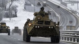 Ein Konvoi russischer gepanzerter Fahrzeuge fährt auf einer Autobahn auf der Krim. Foto: dpa/Uncredited