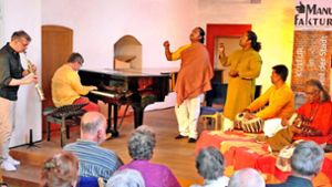 Nahezu klassisch am Klavier und am Sopransaxofon die beiden europäischen Musiker – dazu vier indische Spitzenmusiker Foto: Bernd Epple