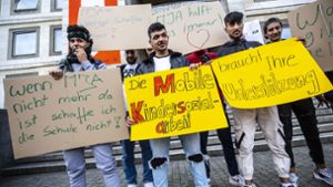 Die Jugendlichen stehen mit ihren Plakaten vor dem Rathaus. Foto: Lichtgut/Leif Piechowski