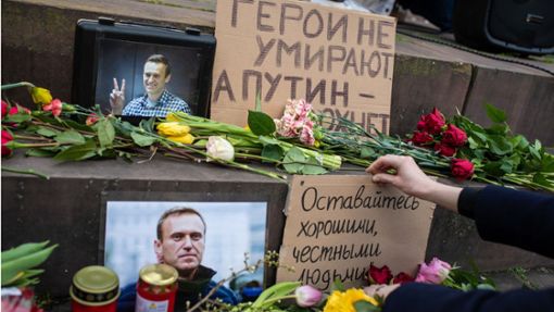 Menschen auf der ganzen Welt trauern um  Alexej Nawalny und legen wie hier am Stuttgarter Schillerplatz etwa Blumen, Kerzen und Schriftzüge nieder. Foto: dpa/Christoph Schmidt