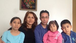 Familie Lali lebt zusammen mit einer Flüchtlingsfamilie aus Nordkorea in einem Haus im Schwarzwald. Foto: Waldow