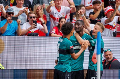 Chris Führich zeigt’s an: Serhou Guirassy  ist der Mann des Spiels. In unserer  Bildergalerie blicken wir noch einmal auf den 3:1-Sieg des VfB in Mainz zurück. Foto: imago