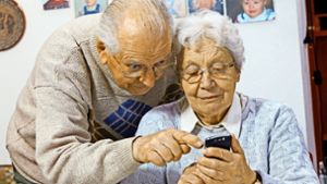 Ältere Menschen sollen die Scheu vor dem Smartphone ablegen. Foto: Bartussek/Adobe Stock