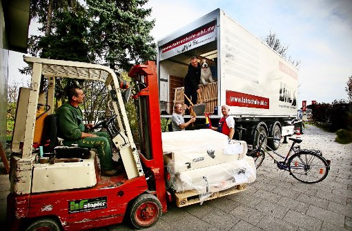 Immer wieder machen sich Menschen auf den Weg nach Rumänien – die Mobilität spielt eine große Rolle: Günther Burk (Zweiter von links) steuert die Hilfe. Foto: Archiv (avanti)
