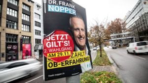 Frank Nopper hat die OB-Wahl in Stuttgart gewonnen An manchen Stellen in der Stadt finden sich noch Überbleibsel der Werbeflut von verschiedenen Kandidaten. Foto: Lichtgut/Leif Piechowski