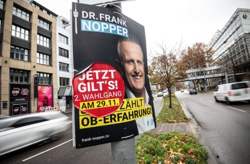 Frank Nopper hat die OB-Wahl in Stuttgart gewonnen An manchen Stellen in der Stadt finden sich noch Überbleibsel der Werbeflut von verschiedenen Kandidaten. Foto: Lichtgut/Leif Piechowski