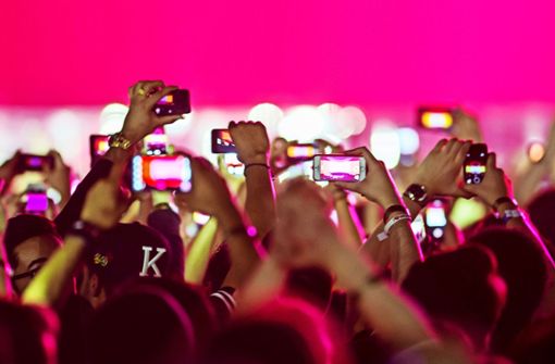 Man sieht den Künstler vor lauter Telefonen nicht: leider Alltag bei Popkonzerten Foto: Getty