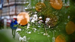 In der Innenstadt von Schorndorf stehen 200 Weihnachtsbäume – geschmückt von den Schorndorfern selbst. Foto: Gottfried Stoppel