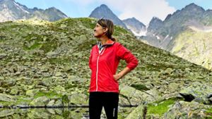 Wanderführerin Monika Mitterwallner kennt einen guten Platz, um die heiß  gelaufenen Füße abzukühlen – den Spitzigsee. Foto: Christian Schreiber