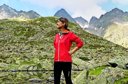 Wanderführerin Monika Mitterwallner kennt einen guten Platz, um die heiß  gelaufenen Füße abzukühlen – den Spitzigsee. Foto: Christian Schreiber