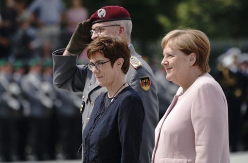 Kramp-Karrenbauer war von Bundeskanzlerin Angela Merkel (CDU) überraschend zur Nachfolgerin von Ursula von der Leyen (CDU) vorgeschlagen worden. Foto: dpa