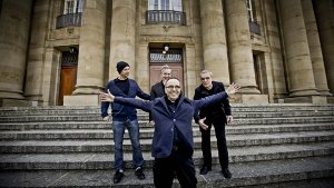 Jossi Wieler und seine drei Mit-Intendanten vor dem Stuttgarter Opernhaus Foto: Leif Piechowski
