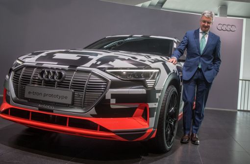 Audi-Chef Rupert Stadler mit einem Prototypen des Audi e-tron. Foto: dpa