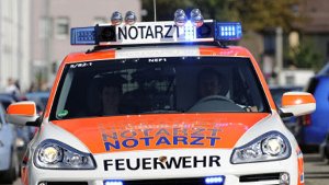 Während einer Auseinandersetzung am frühen Sonntagmorgen in Nürtingen wird ein 22-Jähriger durch einen Messerstich in den Bauch verletzt. (Symbolfoto) Foto: dpa