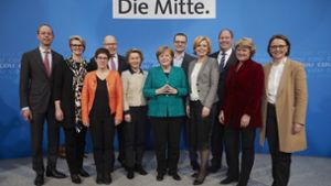 Angela Merkel mit den neuen CDU-Ministern und Staatssekretären Foto: dpa