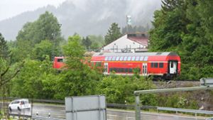 Die Deutsche Bahn hat mit vorbereitenden Arbeiten zur Bergung der Lok und eines letzten Waggons von der Unfallstelle in Garmisch-Partenkirchen begonnen. Foto: dpa/Tobias Hase