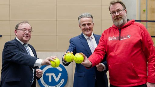 Roland Schmid, der Präsident des TV Cannstatt, der Oberbürgermeister  Frank Nopper und der Reds-Abteilungsleiter Christoph Manske (von links) freuen sich auf die Softball-EM 2027 in Stuttgart. Foto: Iris Drobny