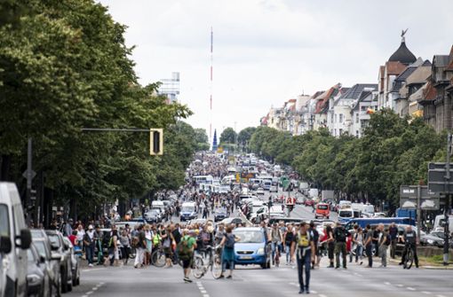 Ein Mann ist bei den Demos in Berlin kollabiert und anschließend gestorben. Foto: dpa/Fabian Sommer