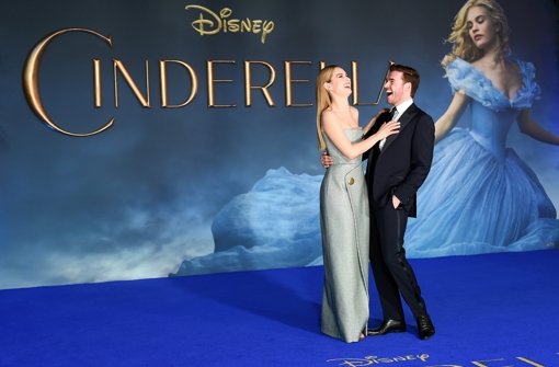 Am Donnerstagabend hat die Neuverfilmung von Cinderella in London Premiere gefeiert. Lily James und Richard Madden waren auch mit von der Partie.  Foto: dpa