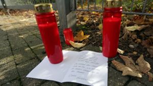 Familienangehörige haben unweit des Tatorts Kerzen und einen Brief aufgestellt und abgelegt. Foto: dpa/David Young