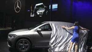 Vorhang auf: Der neue Mercedes-Benz GLA wird für die Öffentlichkeit enthüllt. Foto: AP/Altaf Qadri