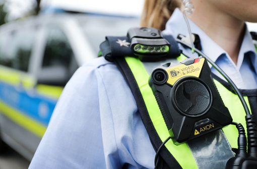 Nach der neuen Fassung des  Gesetzes dürfen Polizisten in bestimmten Fällen ihre Bodycams auch in Wohnungen und Diskotheken einsetzen. Foto: dpa/Oliver Berg