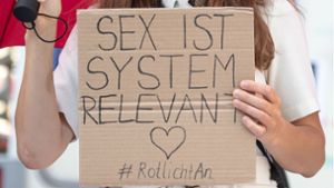 Demo gegen Arbeitsverbot: Eine Sexarbeiterin hält während einer Demonstration in Köln  ein Schild mit der Aufschrift „Sex ist systemrelevant“. Wegen des Lockdowns  bleiben Prostitutionsstätten deutschlandweit geschlossen. Foto: Marius Becker/dpa