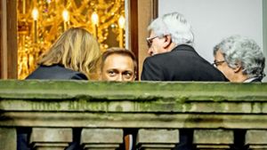 Auf dem Balkon des alten Reichstagspräsidentenpalais gehen die Gespräche weiter. Auf dem Foto von links nach rechts:  Anton Hofreiter (Grüne), Christian Lindner (FDP), Volker Bouffier (CDU) und Reinhard Bütikofer (Grüne) Foto: dpa