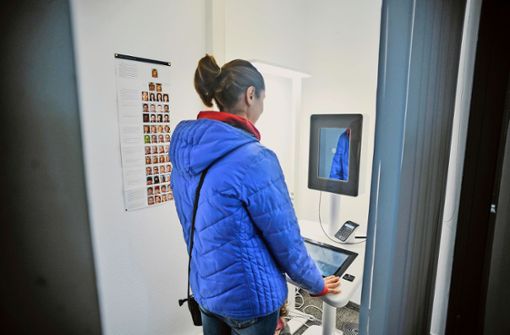 Mit dem Automat im Bürgerbüro Stuttgart-Ost ist ein  Passbild jetzt schon ein bürokratischer Akt. Foto: Lichtgut/Max Kovalenko
