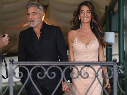 Sie strahlen um die Wette: Georg und Amal Clooney in Venedig. Foto: imago/Cover-Images