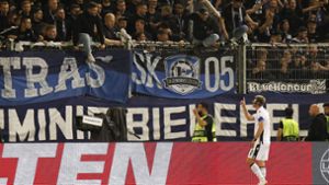 Arminia Bielefelds Kapitän Fabian Klos hat versucht, auf die Fans einzureden. Foto: IMAGO/Jan Huebner/IMAGO/Andreas Volz