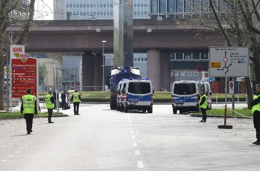 Der Fanmarsch der Dresdner verlief ruhig und gesittet. Die Polizei hatte alles im Griff. Foto: Pressefoto Baumann