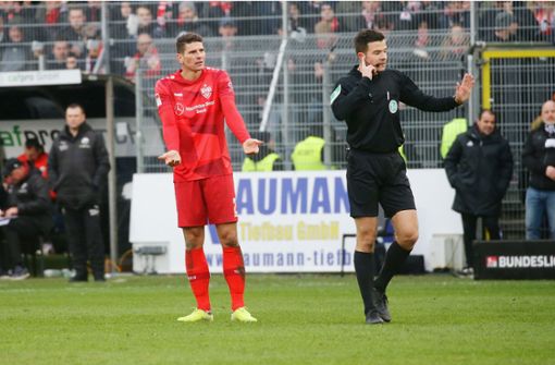 Mario Gomez trifft drei Mal –  alle drei Tore werden zurecht aberkannt. Foto: Pressefoto Baumann/Hansjürgen Britsch