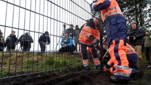 An der deutsch-dänischen Grenze ensteht ein Zaun gegen Wildschweine. Foto: dpa