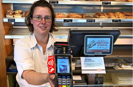 Susann Wendler arbeitet in der Bäckerei-Filiale in Echterdingen. Sie sieht viele Vorteile bei der neuen Zahlungsweise. Foto: Amadeus Banerjee