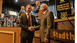 Der Erste stellvertretende Bürgermeister Reiner Nußbaum (rechts) verpflichtete  Frank Buß auf seine dritte Amtszeit. Foto: Tim Kirstein