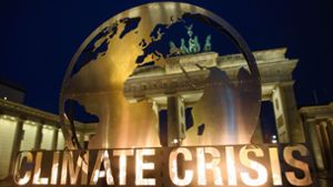 Eine Greenpeace-Installation projiziert  die  Klimakrise direkt vor das Brandenburger Tor in Berlin. Foto: dpa